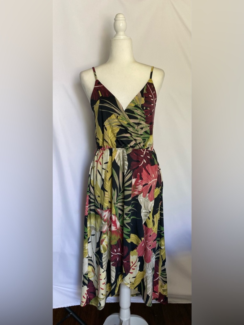 aster Tropical V-Neck Maxi Dress in Black and Red - Unbranded